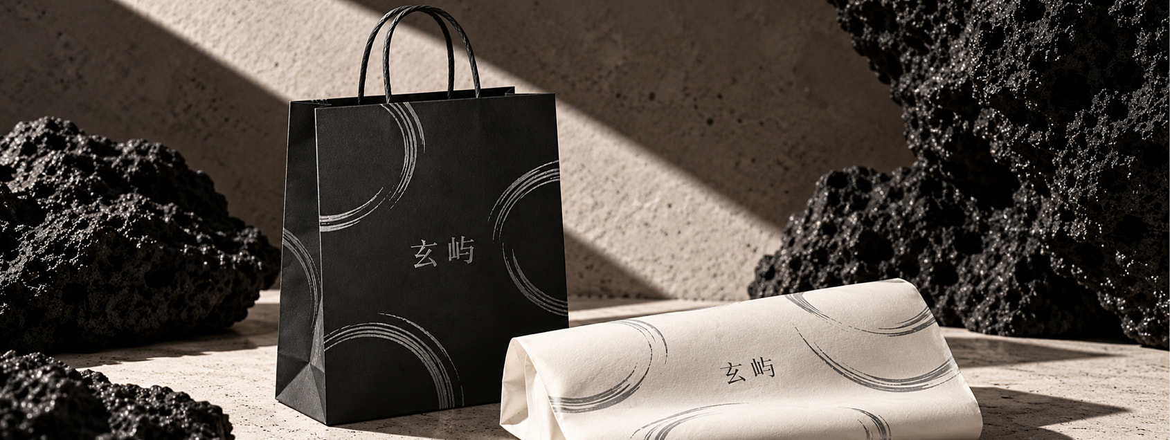 把纸袋、包装纸与纸样并排核对，检查字标、印色和折后可见性。